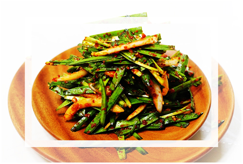 부추겉절이를 만드는 과정을 담은 이미지로 부추를 손질하고 각 양념들에 버무리는 모습이 담겨있다