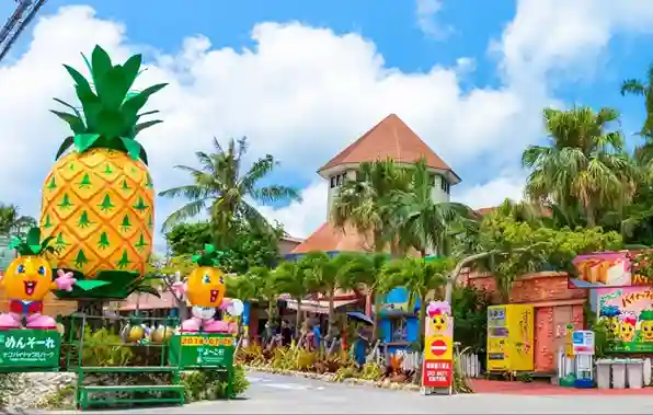오키나와 나고 파인애플 파크 입구와 파인애플 조형물 풍경