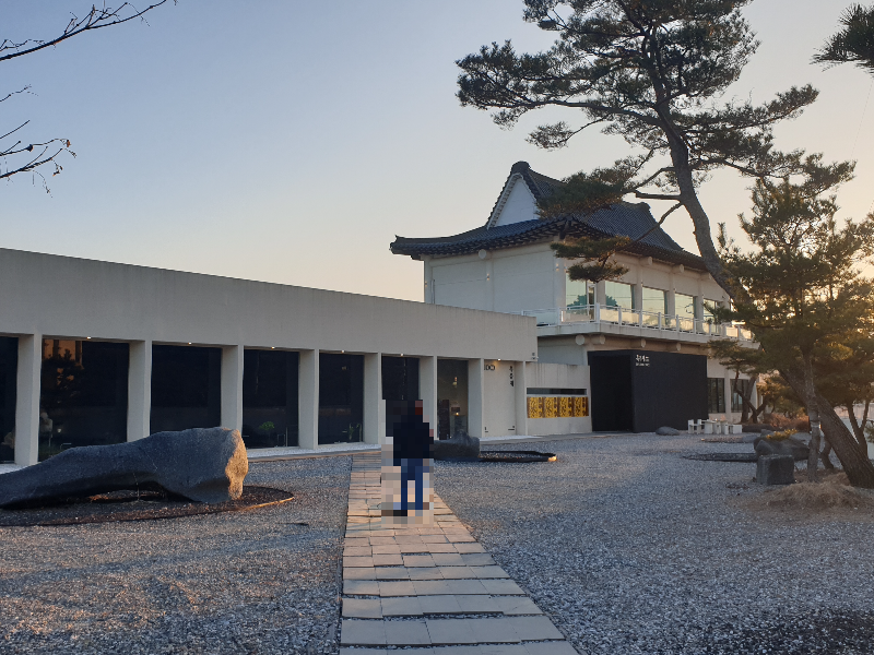 콘크리트 1층 건물에 입구 부분만 2층으로 구성된 누각 모양의 흑유재 