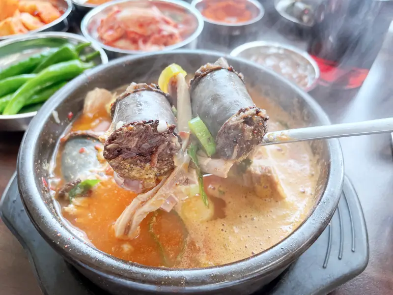 병천순대 두개가 숟가락에 올려진 모습