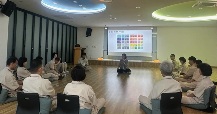 포스코가 부부명상 캠프를 포항 월포수련원에서 직원과 배우자와 함께 강당에서 강사의 이야기를 듣고있다.