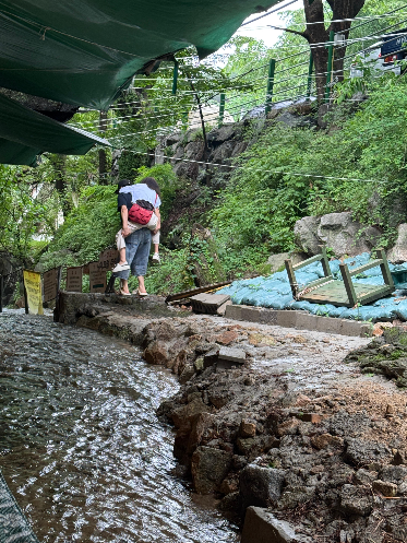 테이블로 오는 길에 물이 너무 차가워서 식당 직원분께 업혀 오는 찬솔이 외할머니 사진
