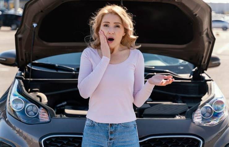 자동차 사고로 당황하는 여자