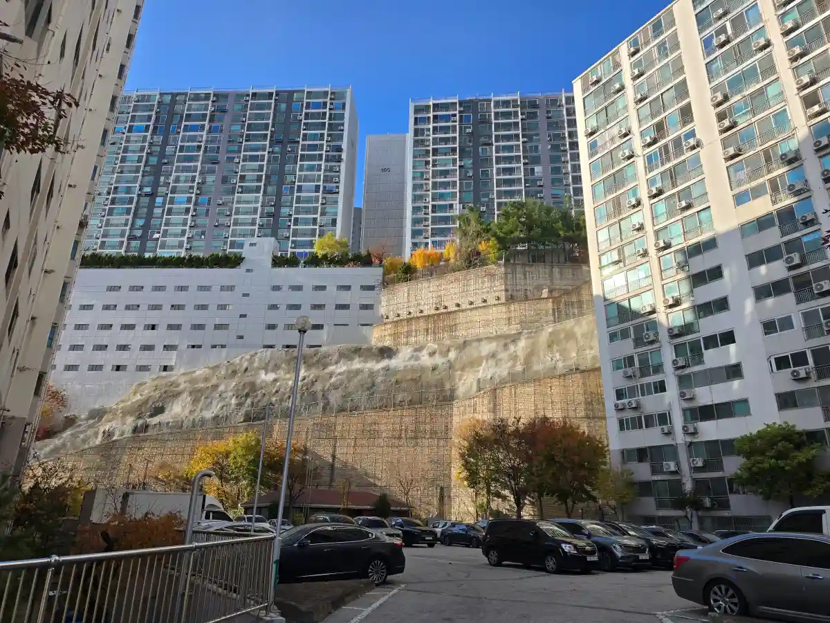 한신한진아파트 단차를 보여주는 내부 전경