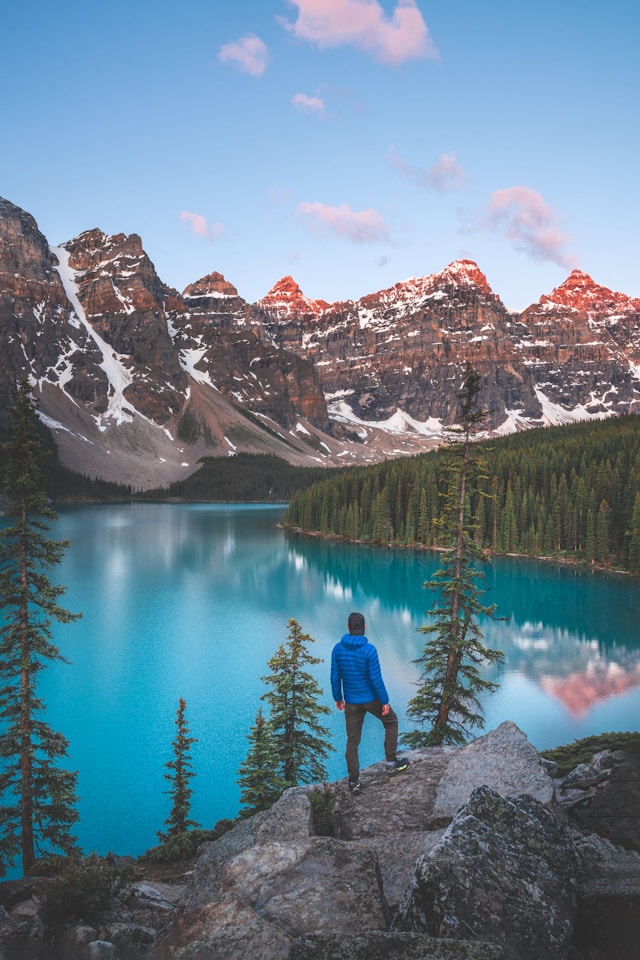 스케이프 고트로 인한 감정적 부담을 해소하기 위해 자연 속에서 등산하는 남성