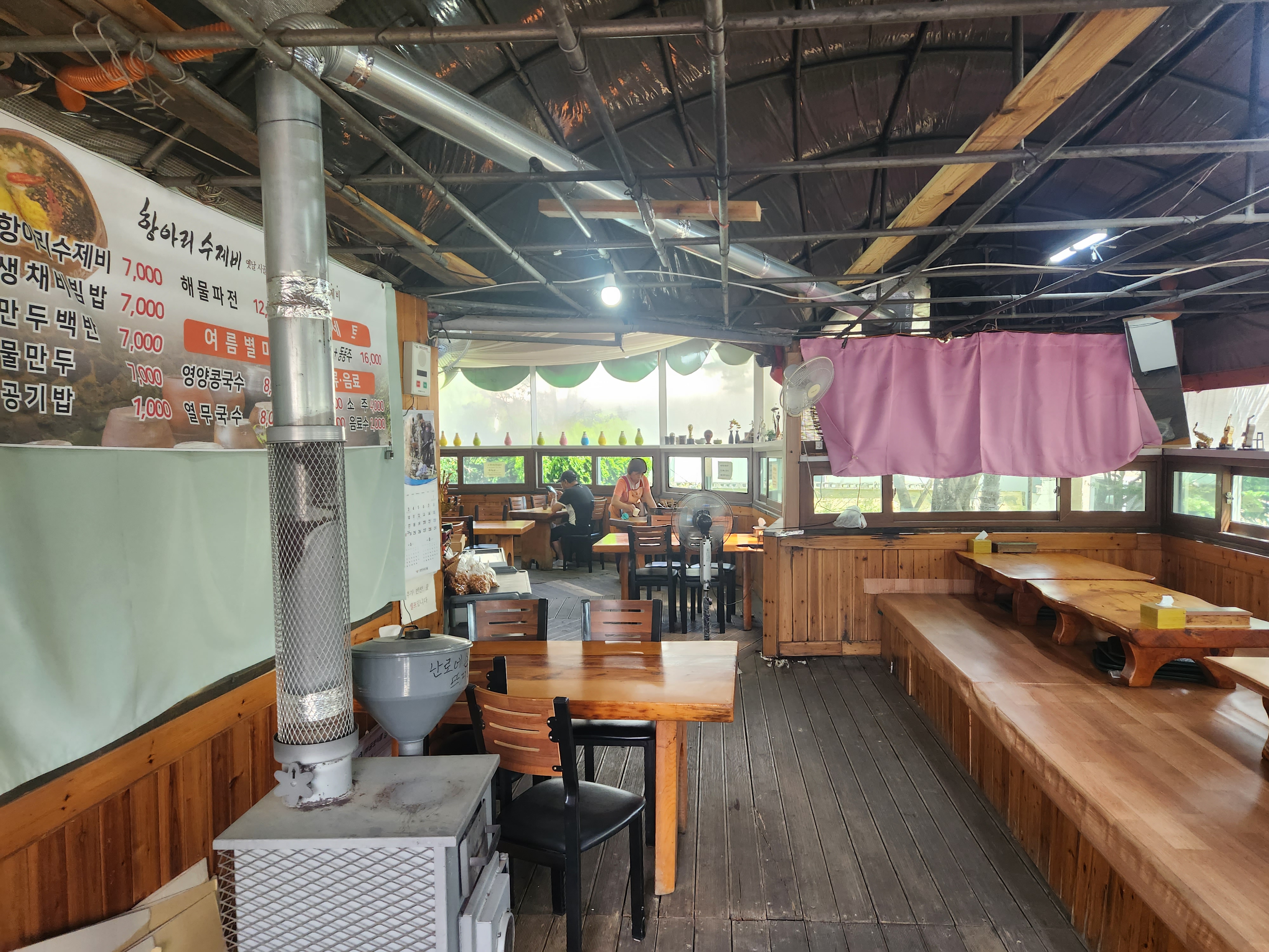 항아리수제비 음식점 내부