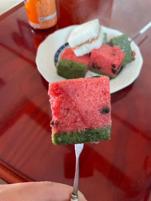 수박 모양의 이색적인 수박즙 백설기 단면 사진