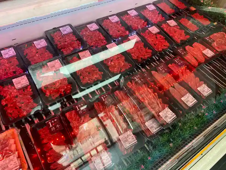 한우-구이용-국거리용-부위별-포장된-진열대