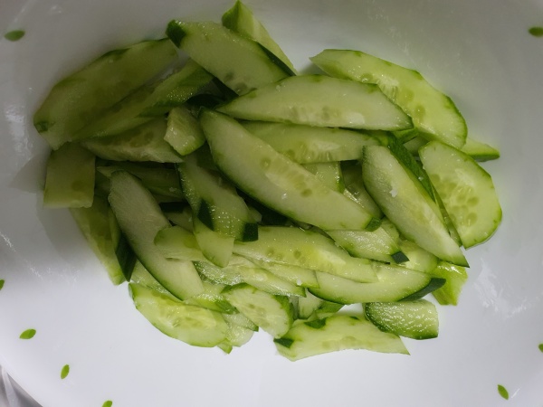 잘라져-접시에-담긴-오이