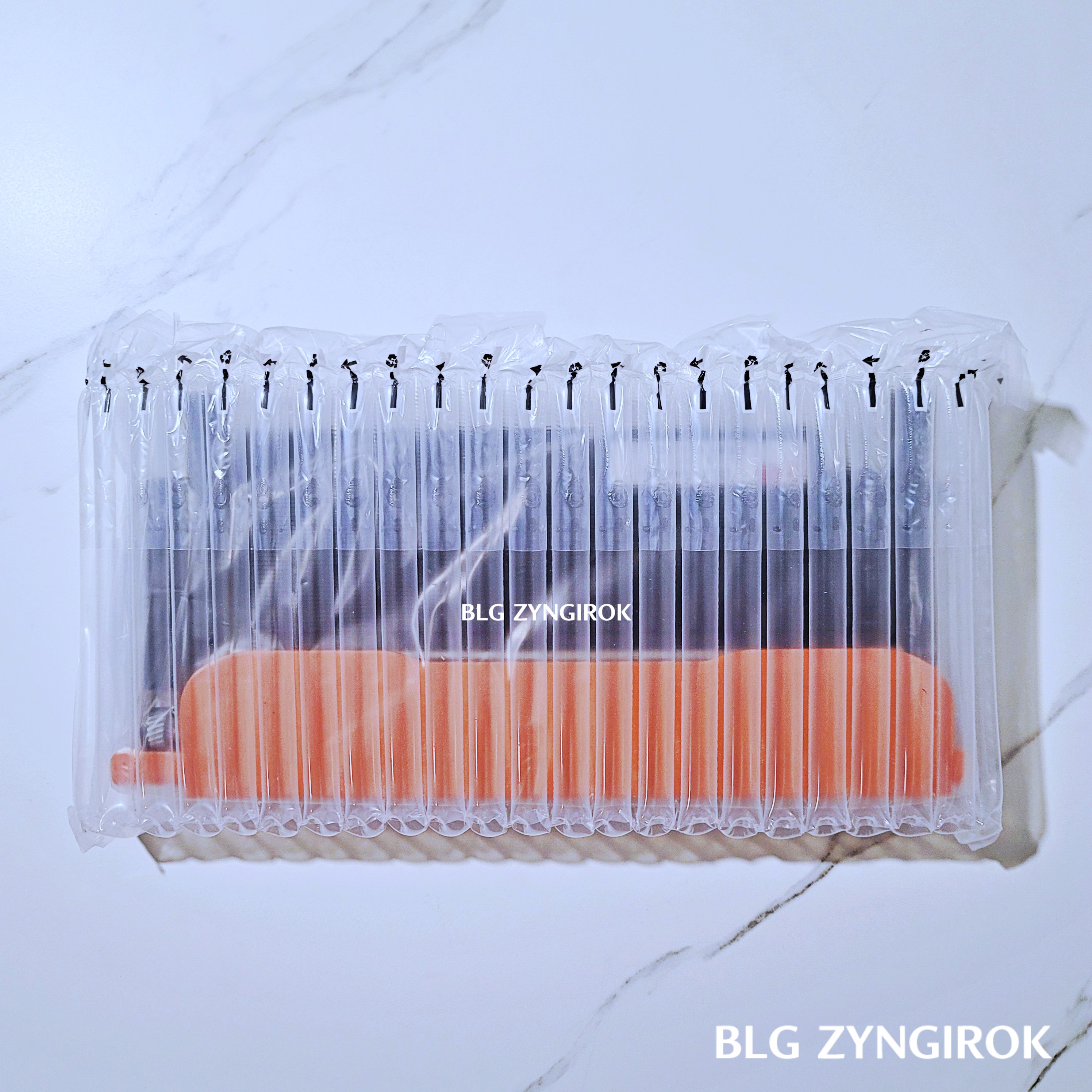 완충제에 싸여있는 토너가 테이블 위에 놓여있다.