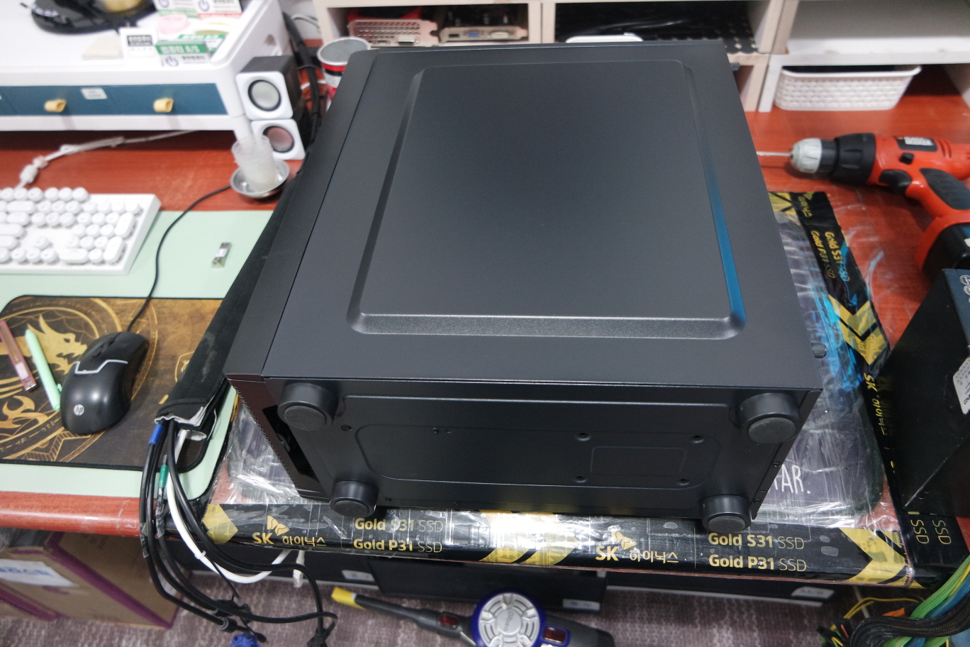 우측면과 하단의 모습입니다.