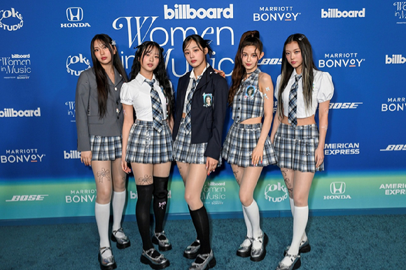 뉴진스가 6일(현지시간) 미국 로스앤젤레스 유튜브 시어터에서 열린 &lsquo;2024 빌보드 위민 인 뮤직 어워드(2024 Billboard Women in Music Awards)&rsquo;에 참석해 포즈를 취하고 있다. [사진=빌보드]