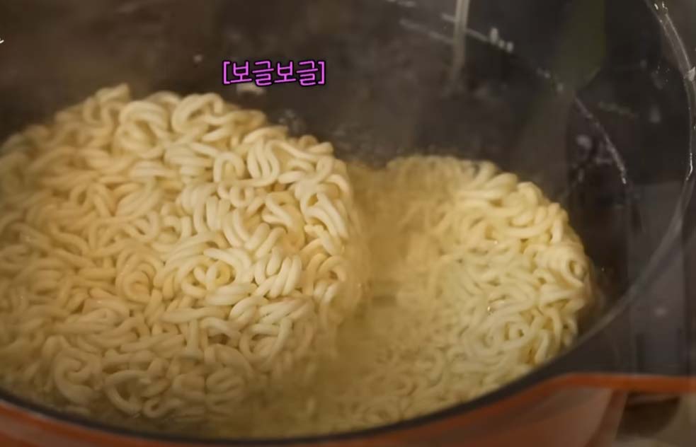 짜파게티 면을 삶는 장면