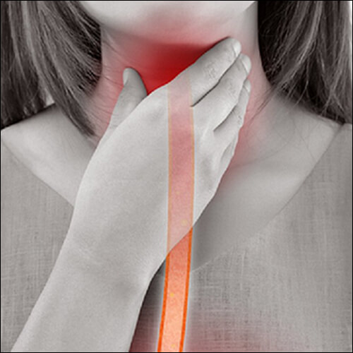 목에 이물감을 느끼고 있는 여성