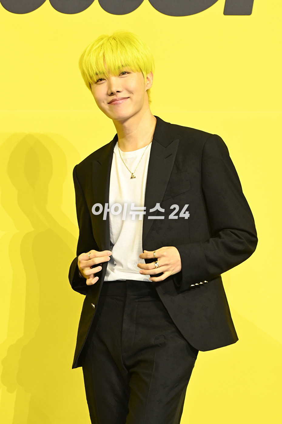 방탄소년단(BTS) 새 디지털 싱글 &#39;Butter&#39; 발매 기념 글로벌 기자간담회가 21일 오후 서울 송파구 방이동 올림픽공원 올림픽홀에서 열렸다. 방탄소년단 제이홉이 포토타임을 갖고 있다.
