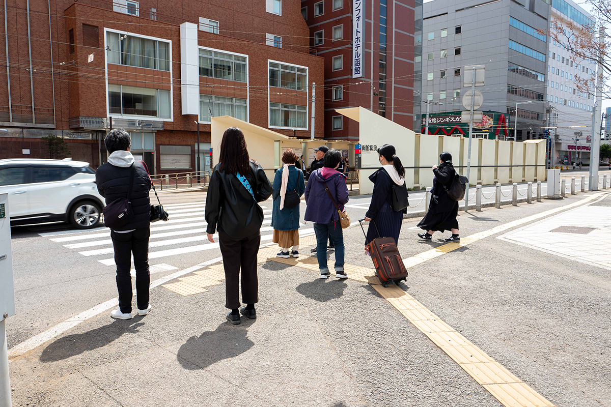 횡단보도 앞에 여러 사람이 서있다. 그들의 뒷모습을 측면에서 담아 대각선 맞은편에 보이는 버스 정류장까지 같이 담겼다. 각도를 틀어 정면으로 찍었더라면 버스 정류장은 담기지 않았을 사진