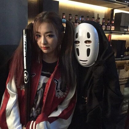 2015년 SM 할로윈 파티에 할리퀸 분장을 하고 참석한 레드벨벳 슬기와 가오나시 분장을 한 레드벨벳 웬디