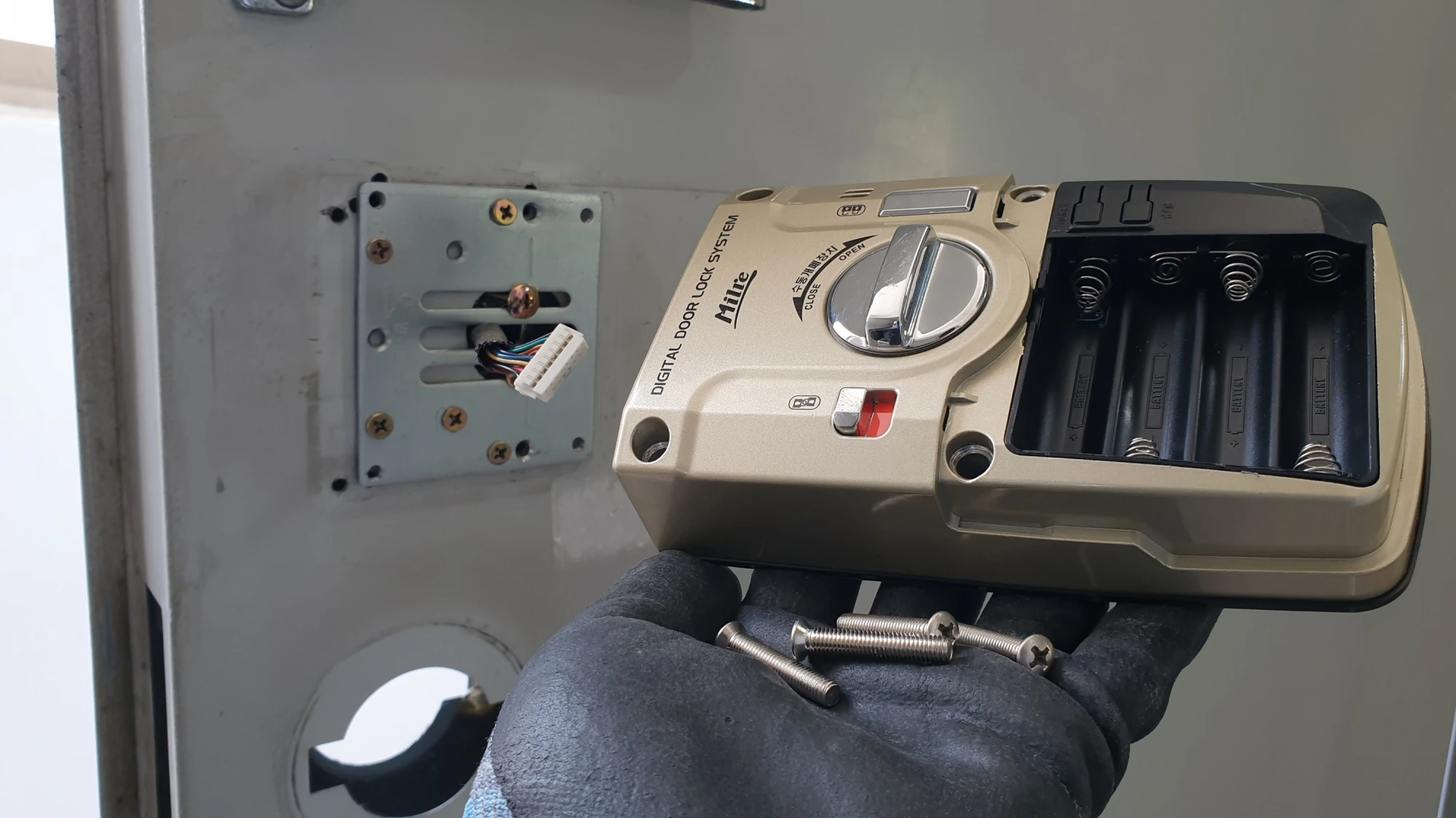 보조키 도어락 뗀 모습