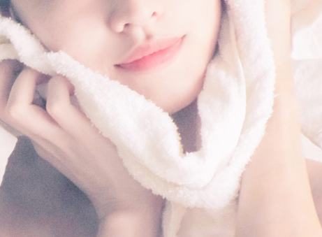 수건으로 얼굴을 가리다.