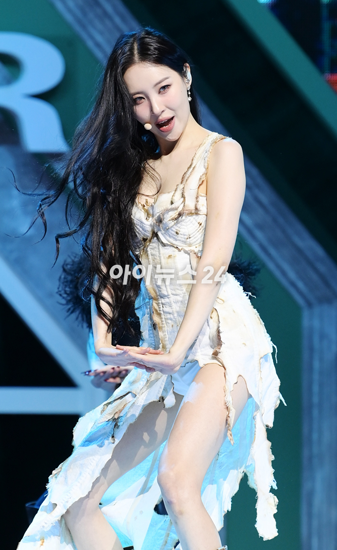 가수 선미가 17일 오후 서울 용산구 한남동 블루스퀘어에서 열린 새 싱글 앨범 '스트레인저(STRANGER)' 발매 기념 쇼케이스에서 '스트레인저' 무대를 선보이고 있다. [사진=정소희 기자]