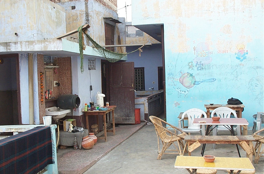 건물의 옥상에 있는 식당같지 않은 식당입니다. 여기가 그 옥상입니다.