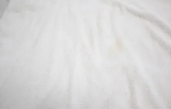 피지 얼룩 식초 분무 후 주방타월로 눌러 빼는법_28