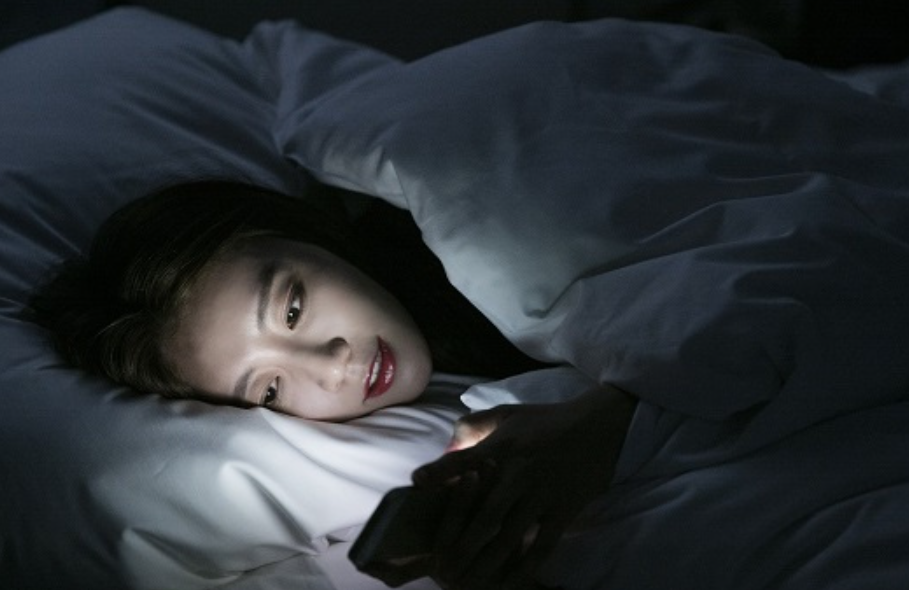 자기 전 폰 사용