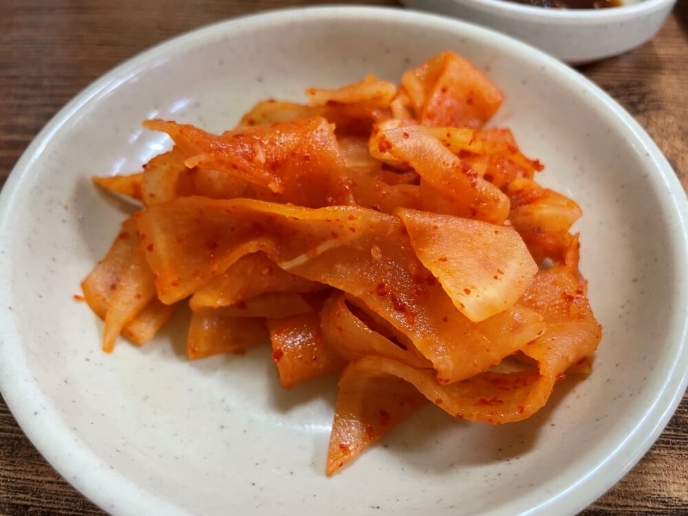 춘천-식객-허영만의-백반기행-신흥막국수-기본찬-무절임