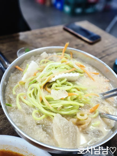 요리왕 중국냉면 – 초록빛 면발과 시원한 국물