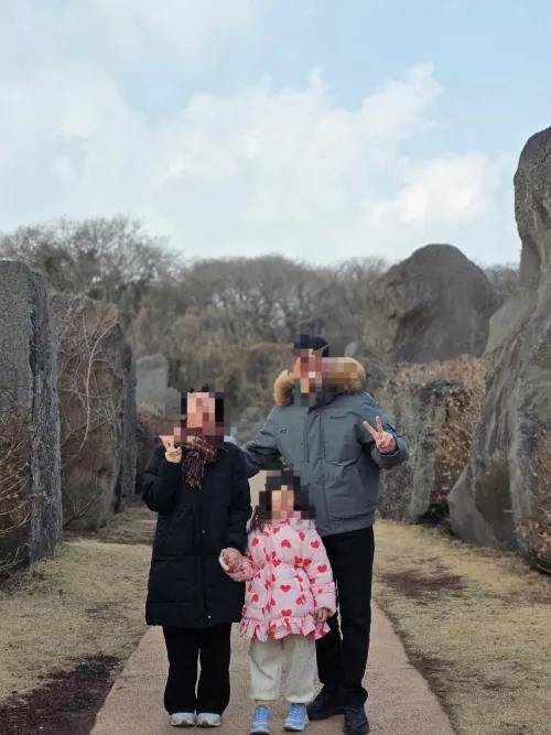 제주도 여행 중 행복하게 웃고 있는 3인 가족의 모습