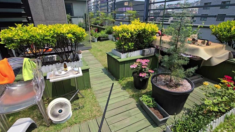 옥상 조경을 통해 도심 속에서 즐기는 힐링 공간 만들기 전략 관련 사진