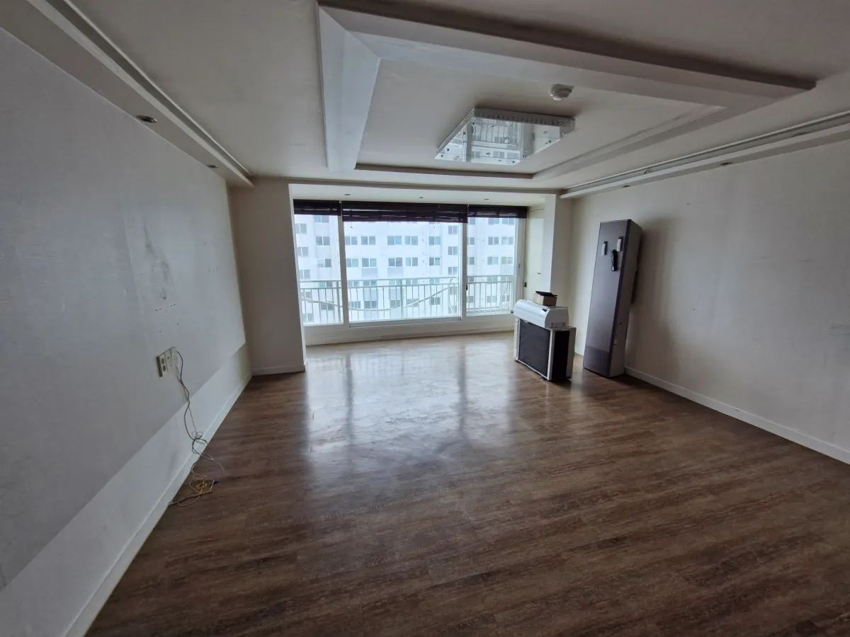 텅텅-비어있는-아파트-거실