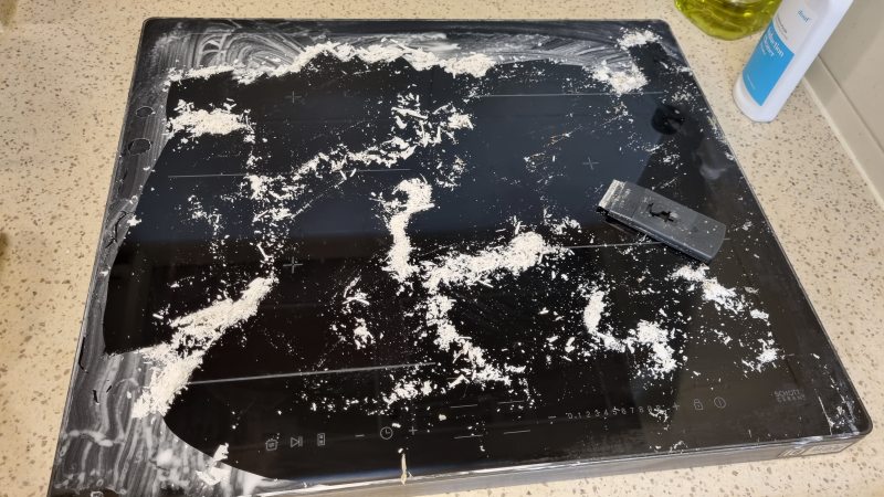 스크래퍼로 긁어내는 사진