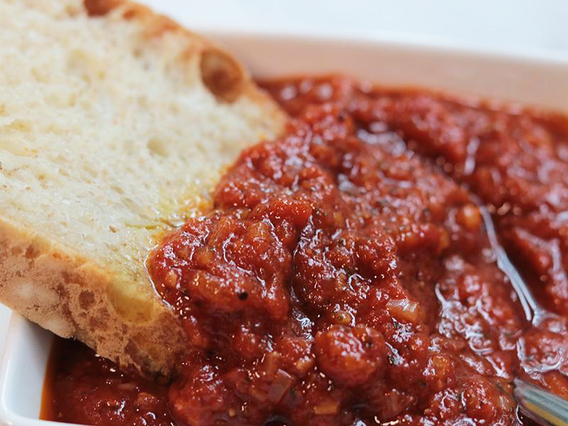 홈메이드 피자소스에 찍어 먹는 빵