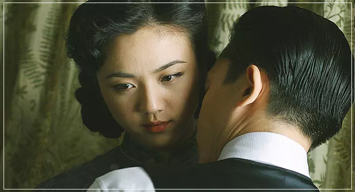 영화-색계-이가-왕치아즈에게-사랑을-속삭인다
