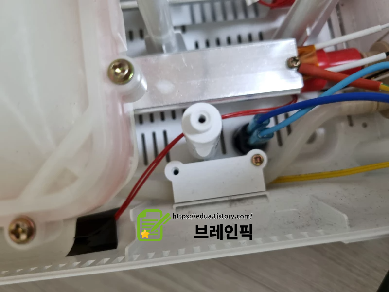 사용하지 않는 빨간전선을 본체에 적당히 부착했다.