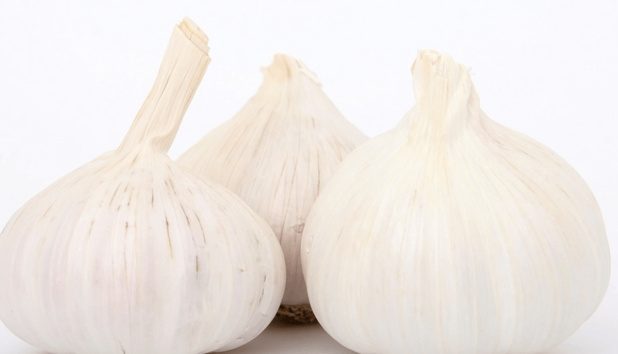 마늘 세 쪽이 놓여 있다