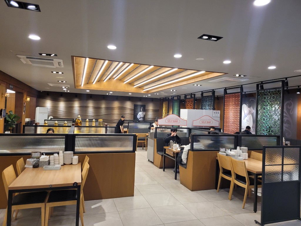 넓고 정돈된 실내 홀 전경