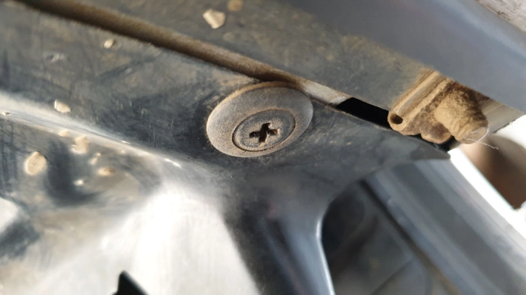 휠하우스 고정볼트 모양