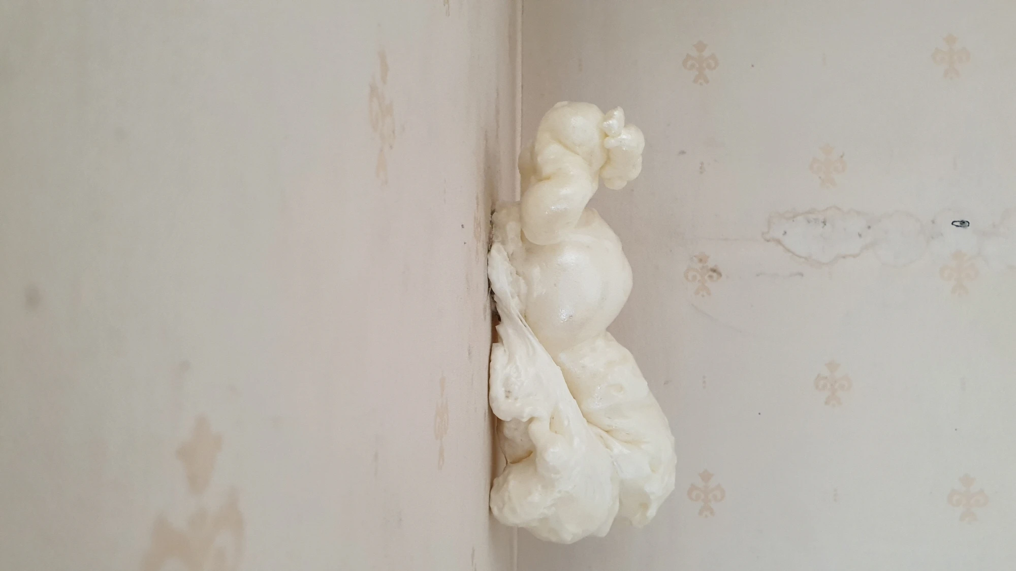 우레탄 폼 부푼 모습