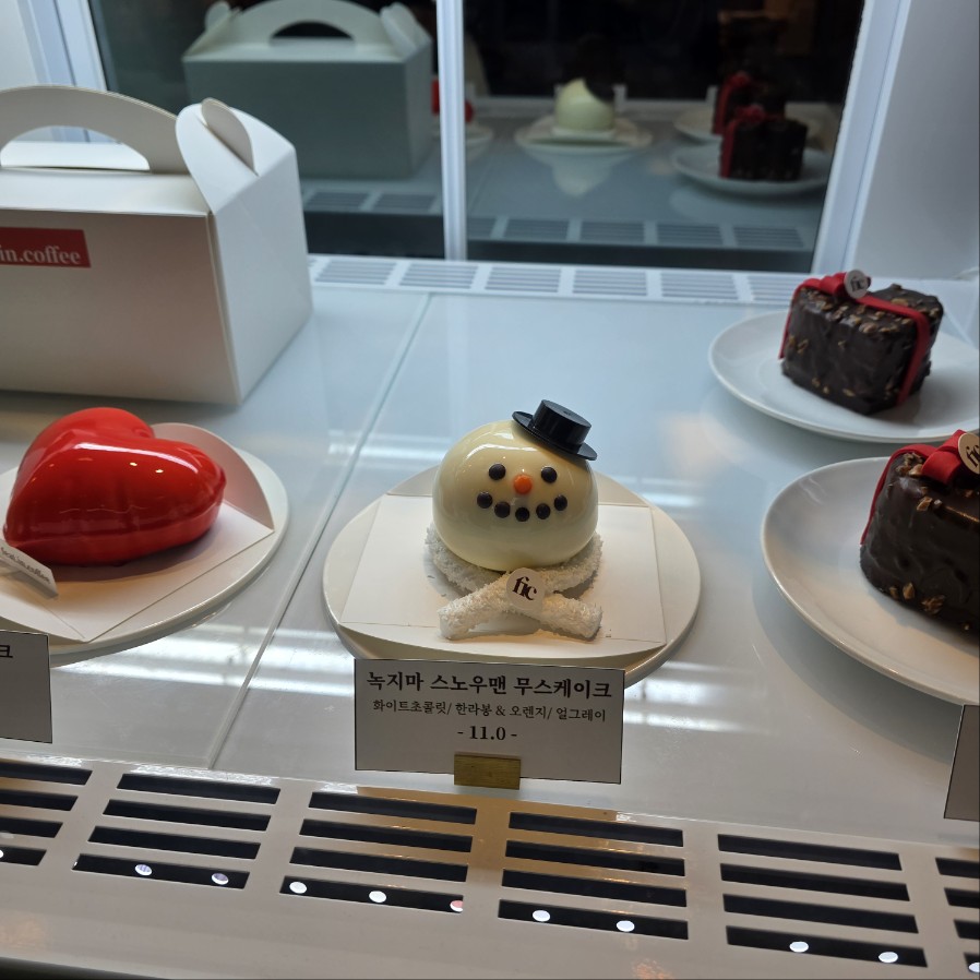 눈사람 모양 녹차 스노우맨 무스케이크&amp;#44; 화이트 초콜릿 코팅 디저트 쇼케이스