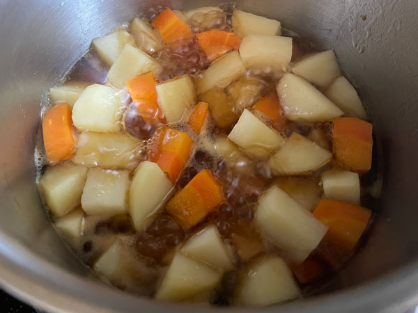 감자조림 맛있게 만드는법 - 감자 거의 다 익었을 때 뚜껑 열고 센불로 수분 날리며 조리기