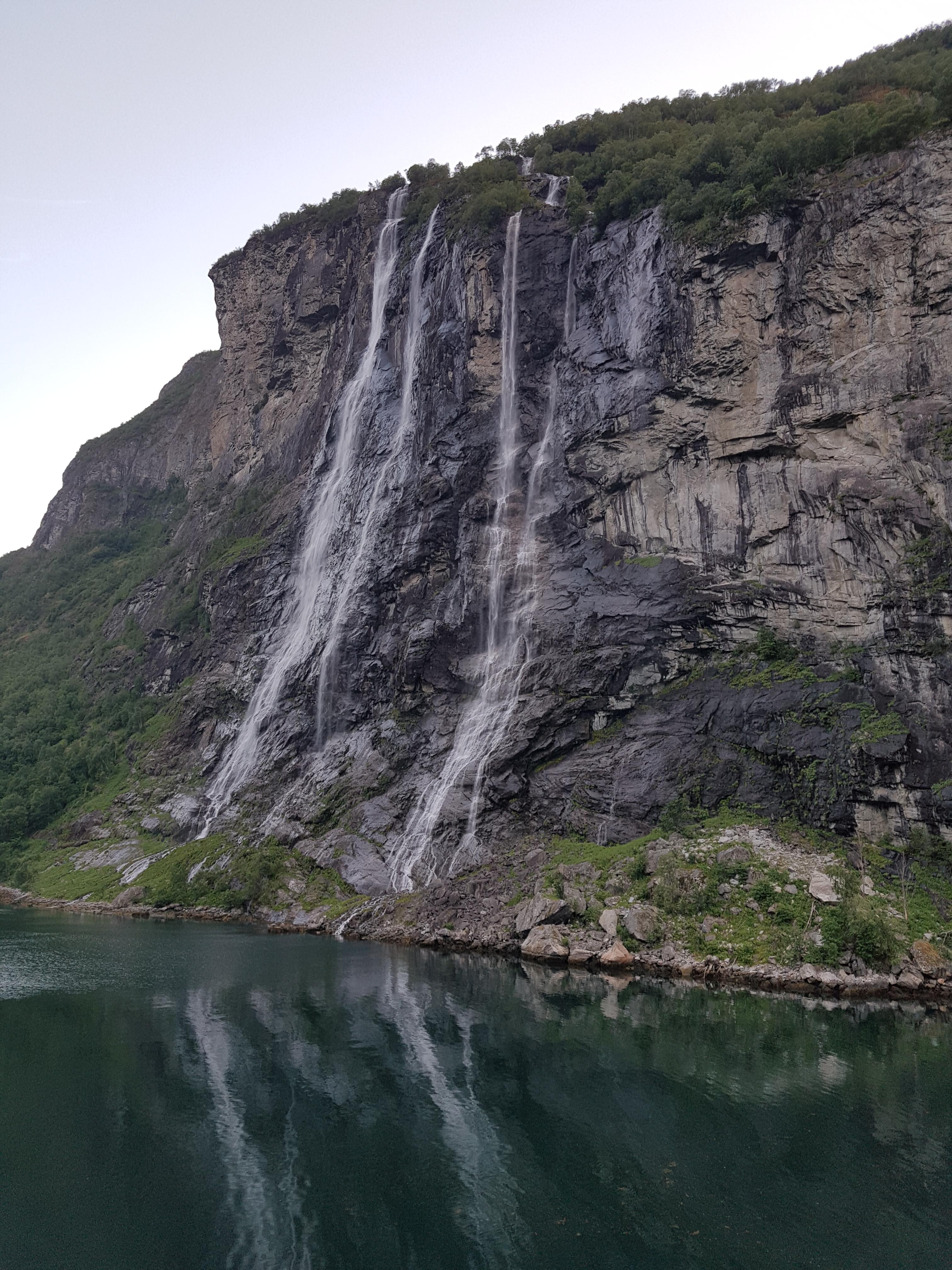 노르웨이 게이랑에르피오르드(Geirangerfjord)에 위치한 유명한 폭포, 일곱 자매 폭포(Seven Sisters Waterfall)