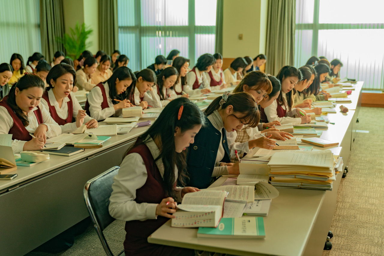승진을 위해 토익공부하는 그녀들