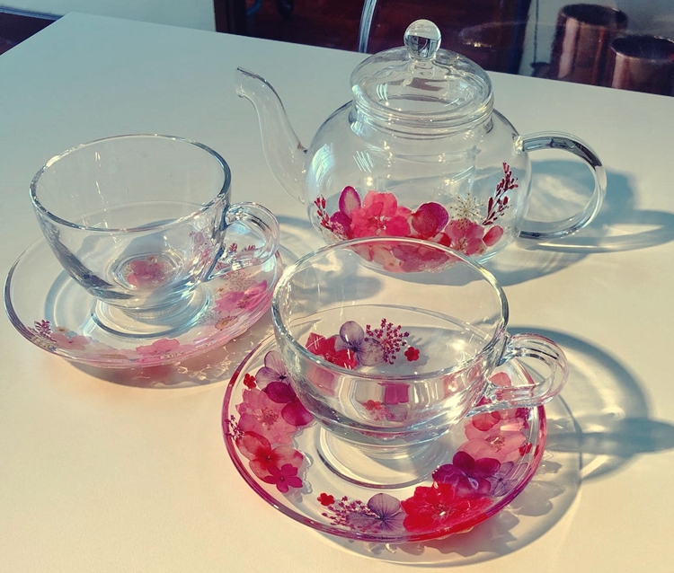 압화로 꾸며진 잔 세트