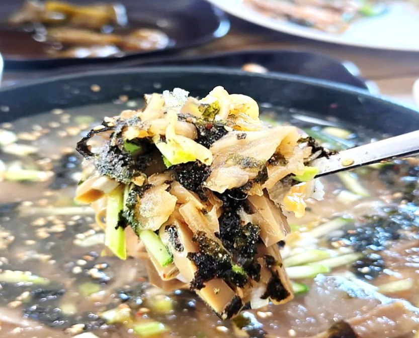 전현무계획2 대부도 맛집의 도토리묵밥을 크게 한 숟가락 떠올린 모습