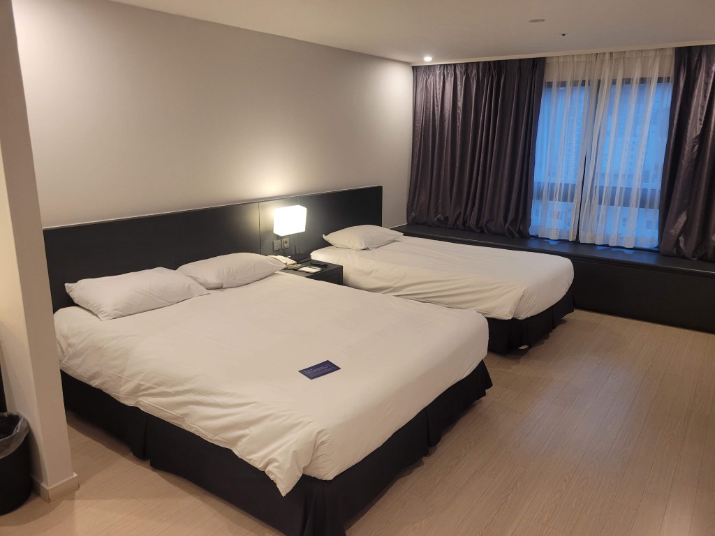 베스트웨스턴 제주 호텔 퀸침대 싱글침대 객실 내부 모습