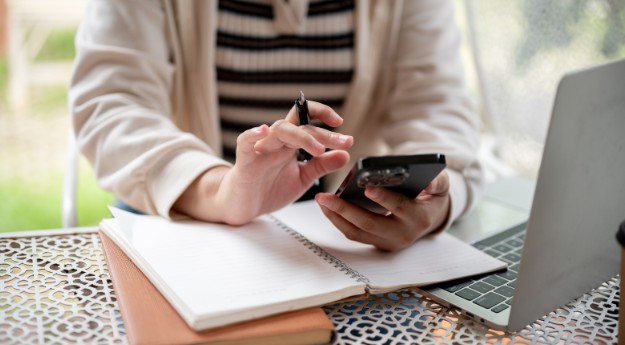 핸드폰으로 지원내용 확인하는 사진