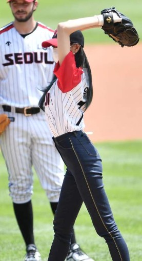 LG 트윈스 ITZY 채령 예지 시구 사진 SSG랜더스