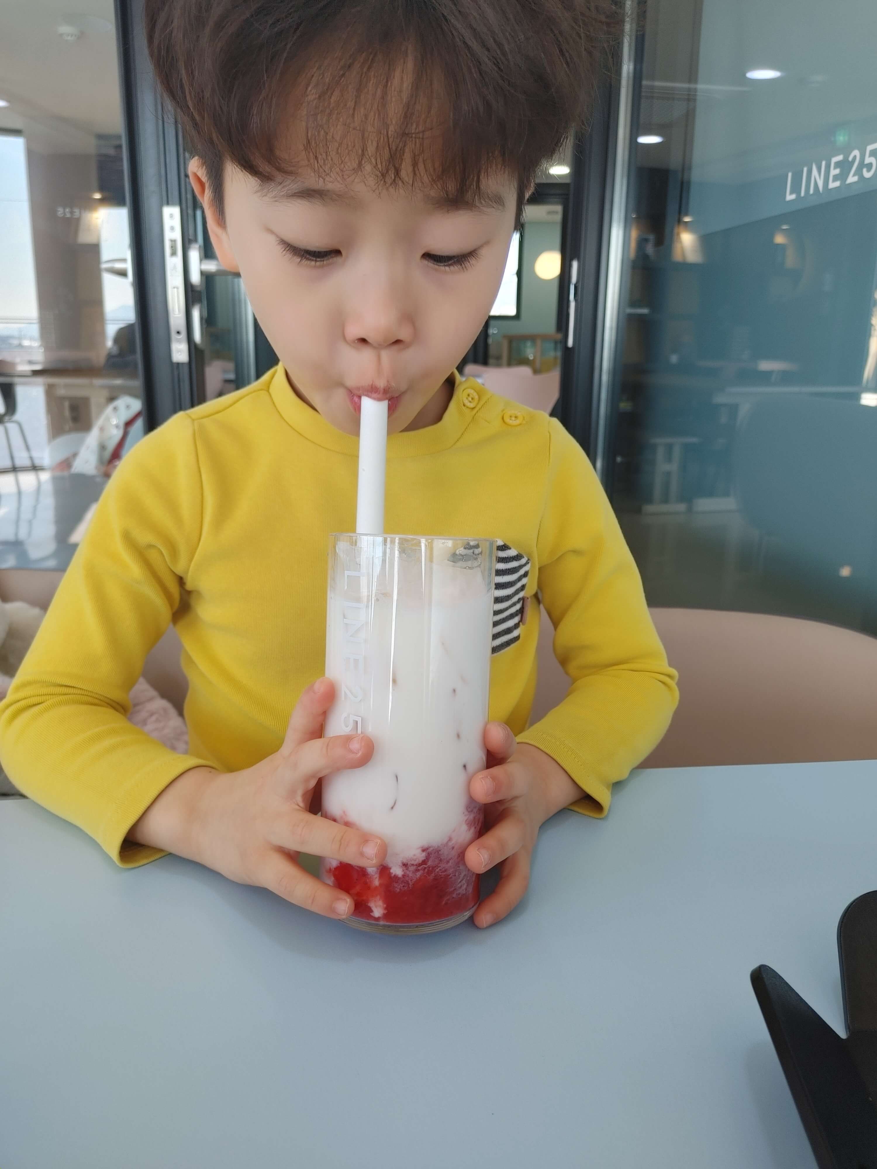 김해_강변뷰카페_라인25_음료_및_빵_주문